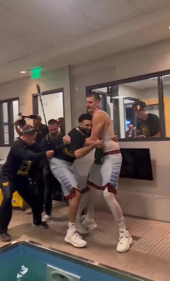 臥槽這場(chǎng)面基情四射約基奇賽后抱著穆雷一起跳入浴池