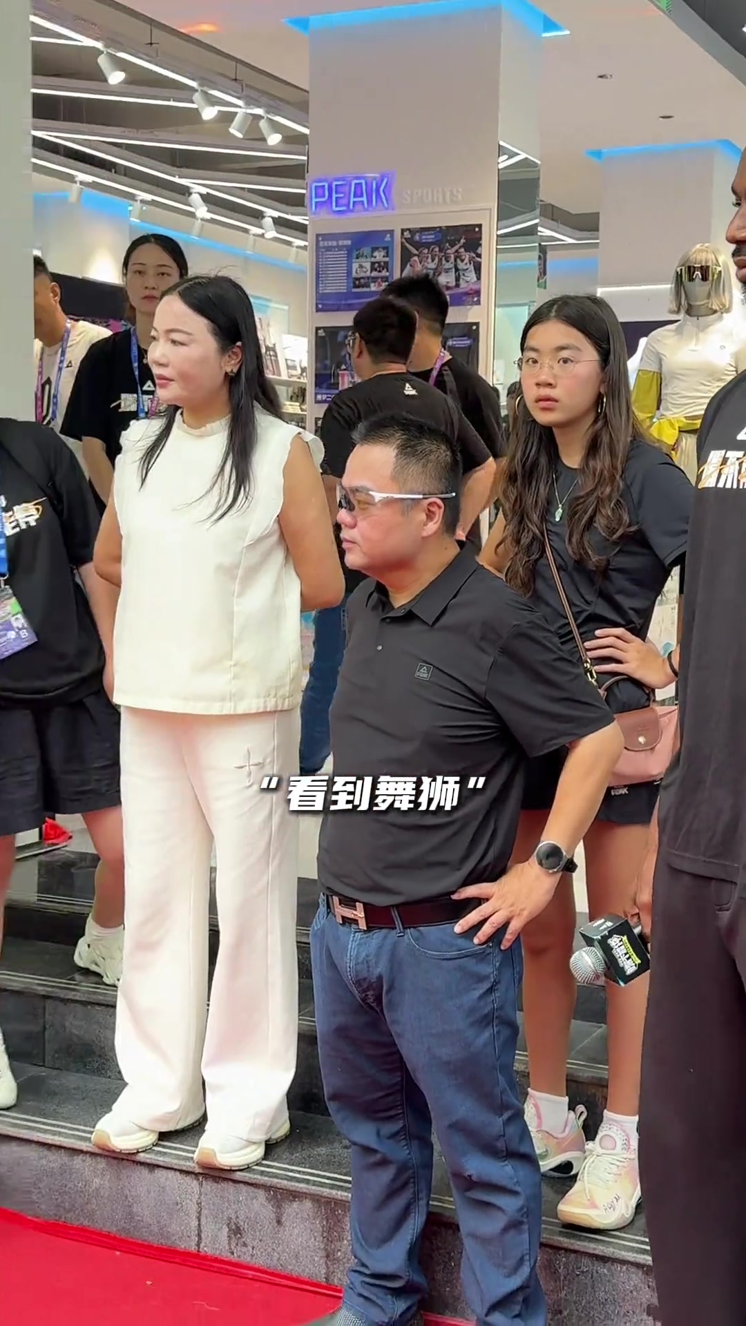 維金斯來到河南鄭州 親自感受打鼓舞獅