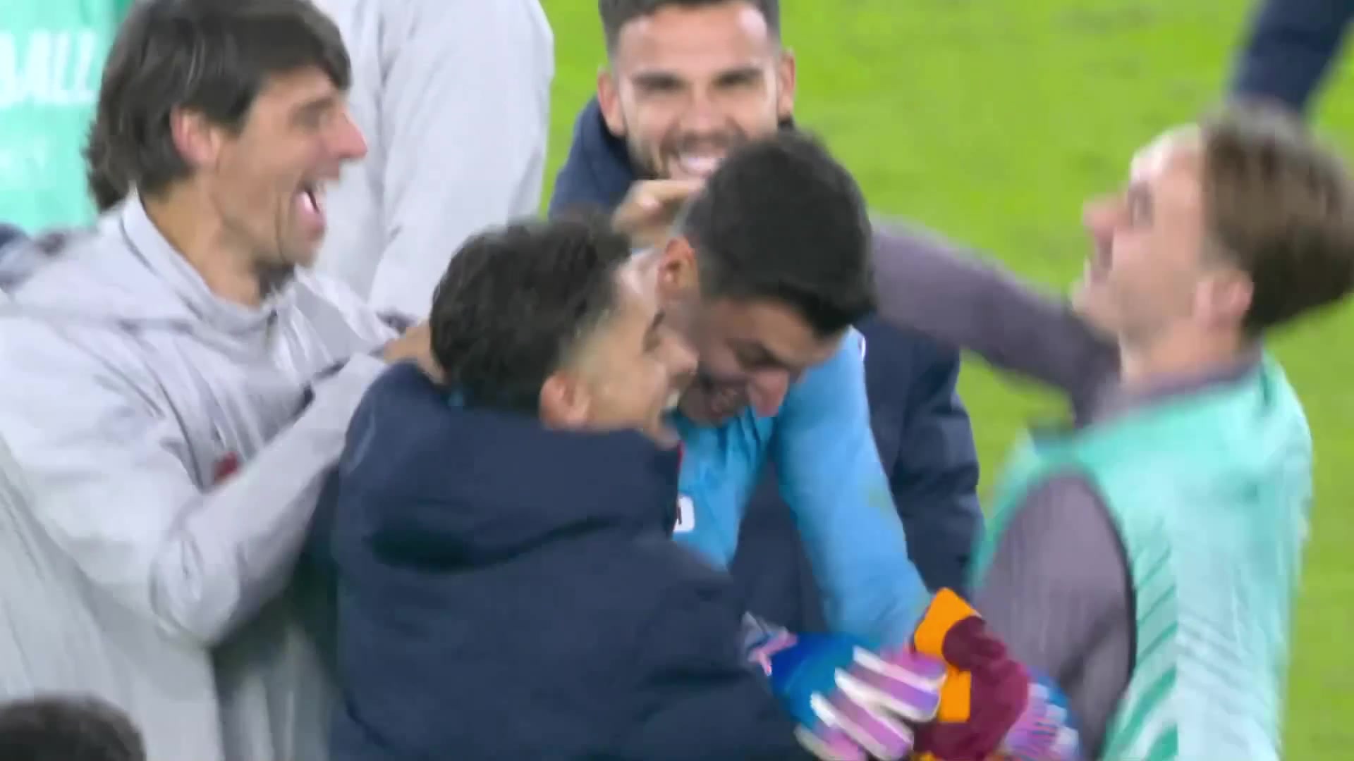 歷史第一人里爾門將一個點(diǎn)球撲出3次賽后全隊(duì)找他慶祝