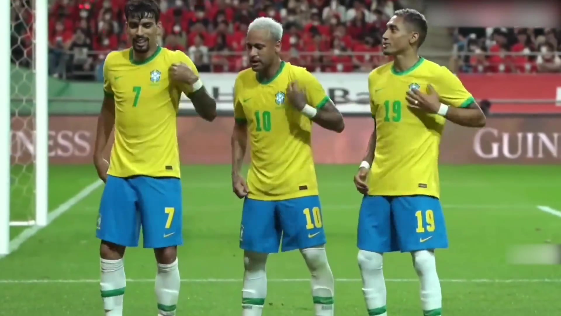 本該是球場上揮灑靈性的精靈內(nèi)馬爾卡點(diǎn)跳勝利之舞合集