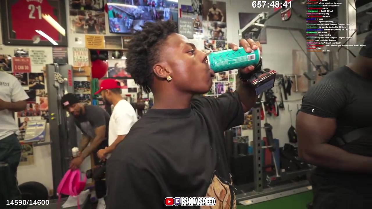 來看誰的更多甲亢哥和利拉德被體育館外成千上萬的粉絲包圍