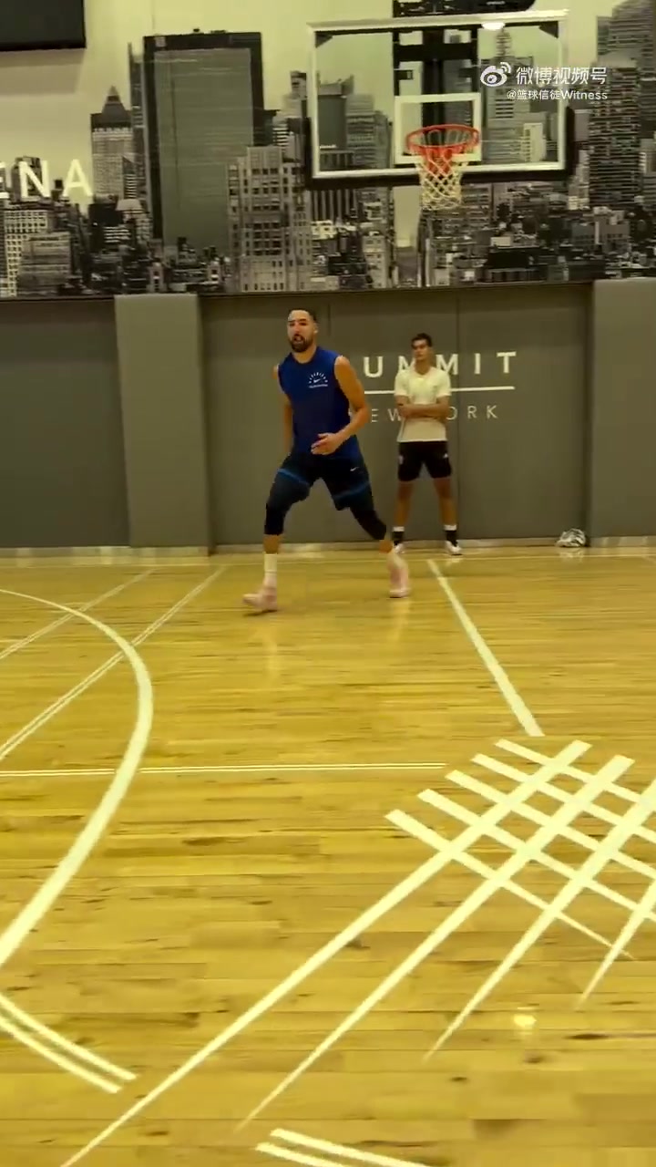 這個(gè)造型顯得年輕多了克萊在紐約最新個(gè)人訓(xùn)練