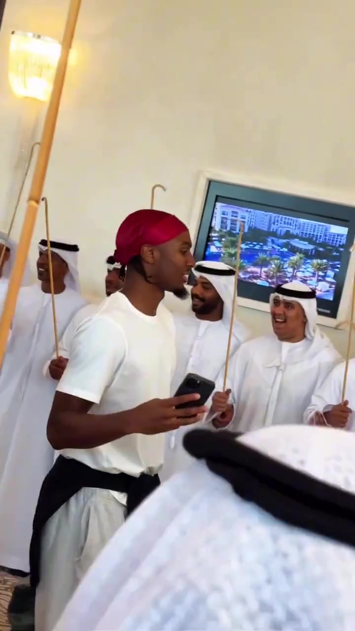 76人全隊抵達阿布扎比參加NBA季前賽 保羅喬治穿搭太帥了