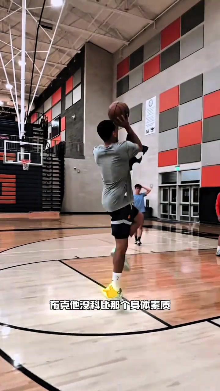 布克不是說下個(gè)科比嗎楊毅他沒有科比的身體素質(zhì)和強(qiáng)硬的球風(fēng)