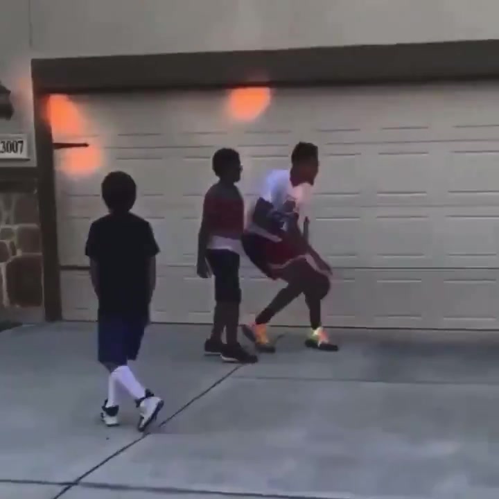 這就是NBA的實力德章泰-穆雷1v2各種秀拉桿折疊暴扣