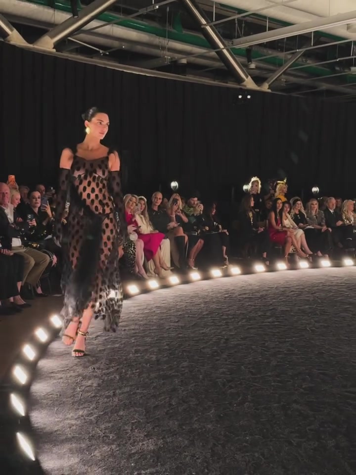 肯豆這裙子也太性感了吧布克現(xiàn)在估計(jì)在家拍大腿了