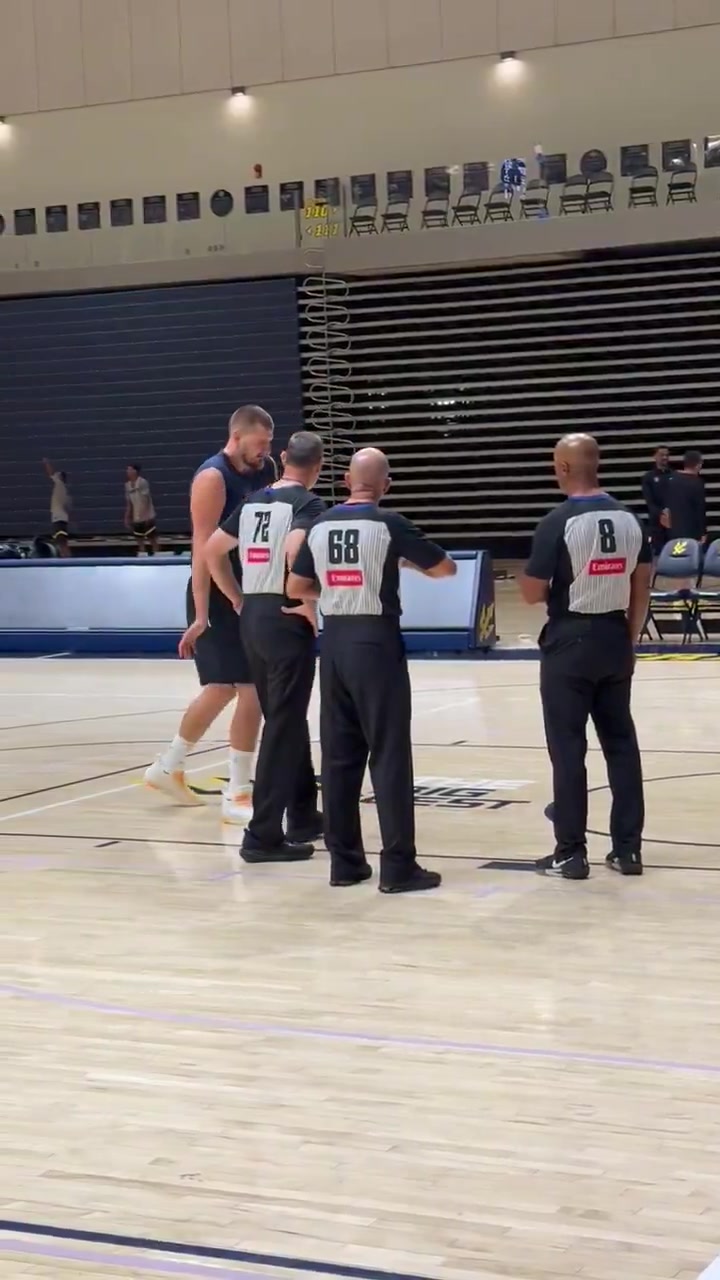 掘金邀請(qǐng)了NBA主裁來吹罰隊(duì)內(nèi)訓(xùn)練約基奇與其進(jìn)行了一番交涉