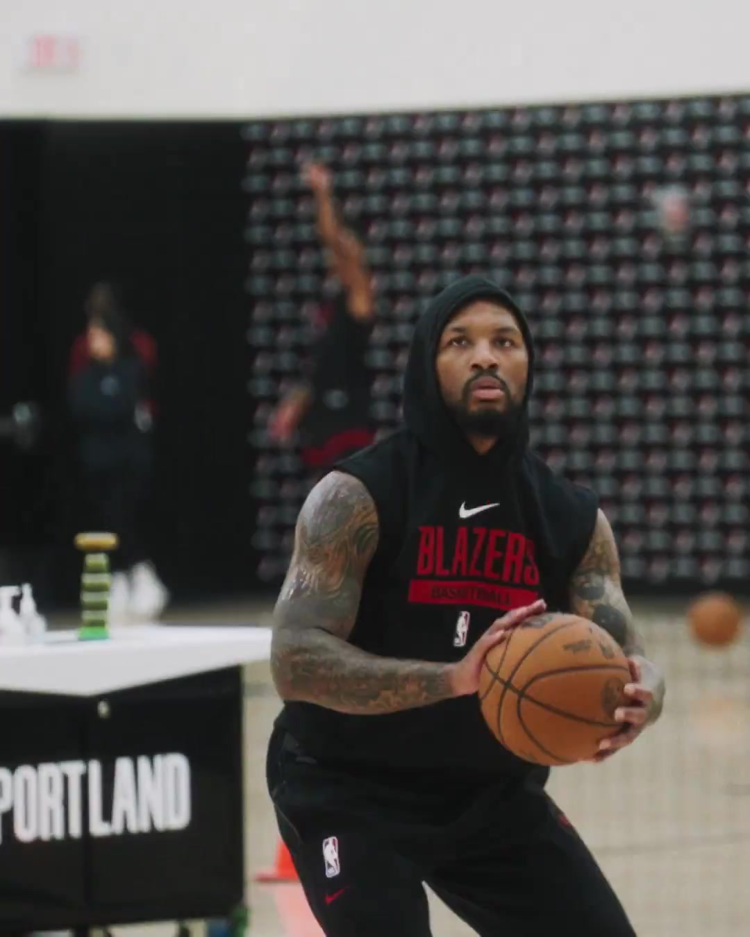 手感依舊絲滑利拉德訓(xùn)練營開練三分 球球空心可太好聽了