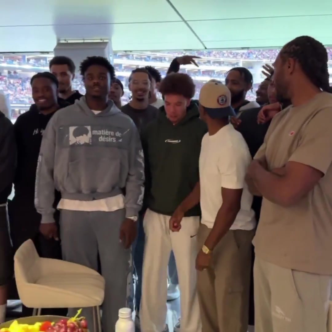 快船全隊(duì)團(tuán)建看橄欖球賽并合影登哥怎么站最后面差點(diǎn)都沒(méi)看見(jiàn)他