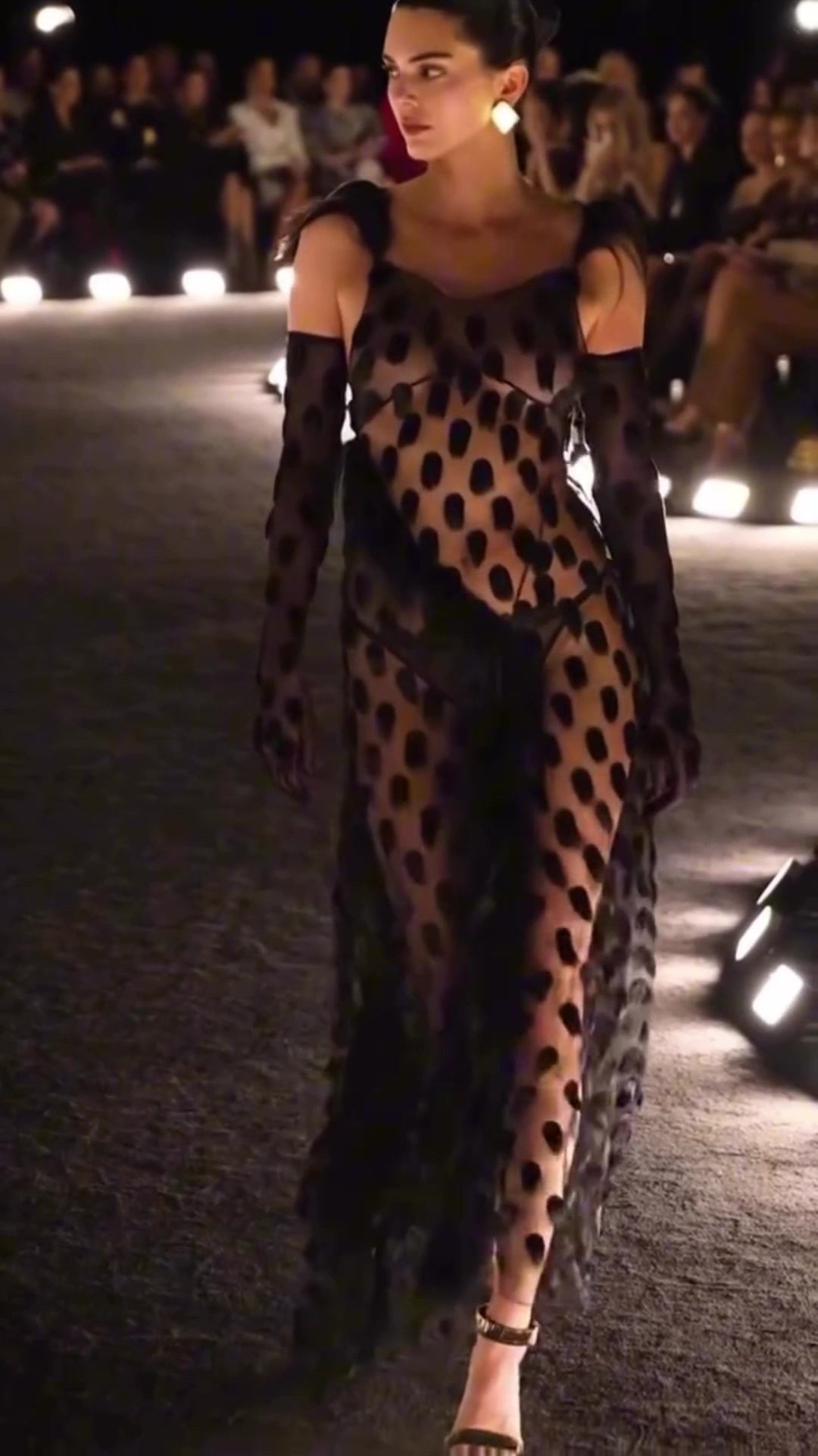 同樣都是頂級超?？隙箆s庫茲馬女友溫妮-哈洛你怎么選