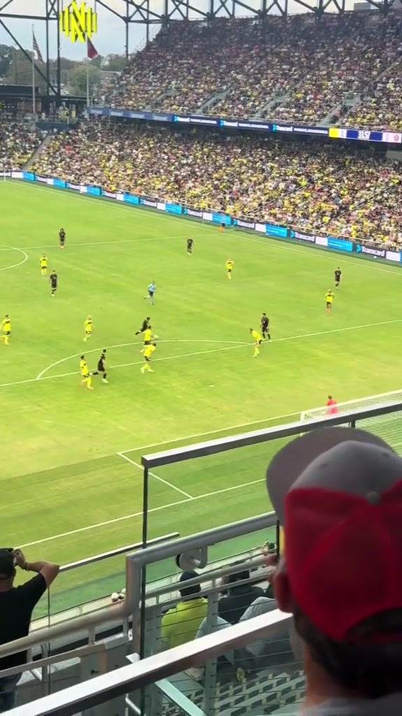 球還沒落地梅西就想好了3個動作就是沒想好怎么慶祝