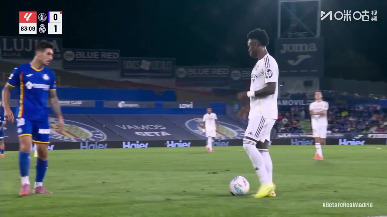 赫塔費(fèi)再被罰下一人?？死锼狗诺咕S尼修斯兩黃變一紅被罰下