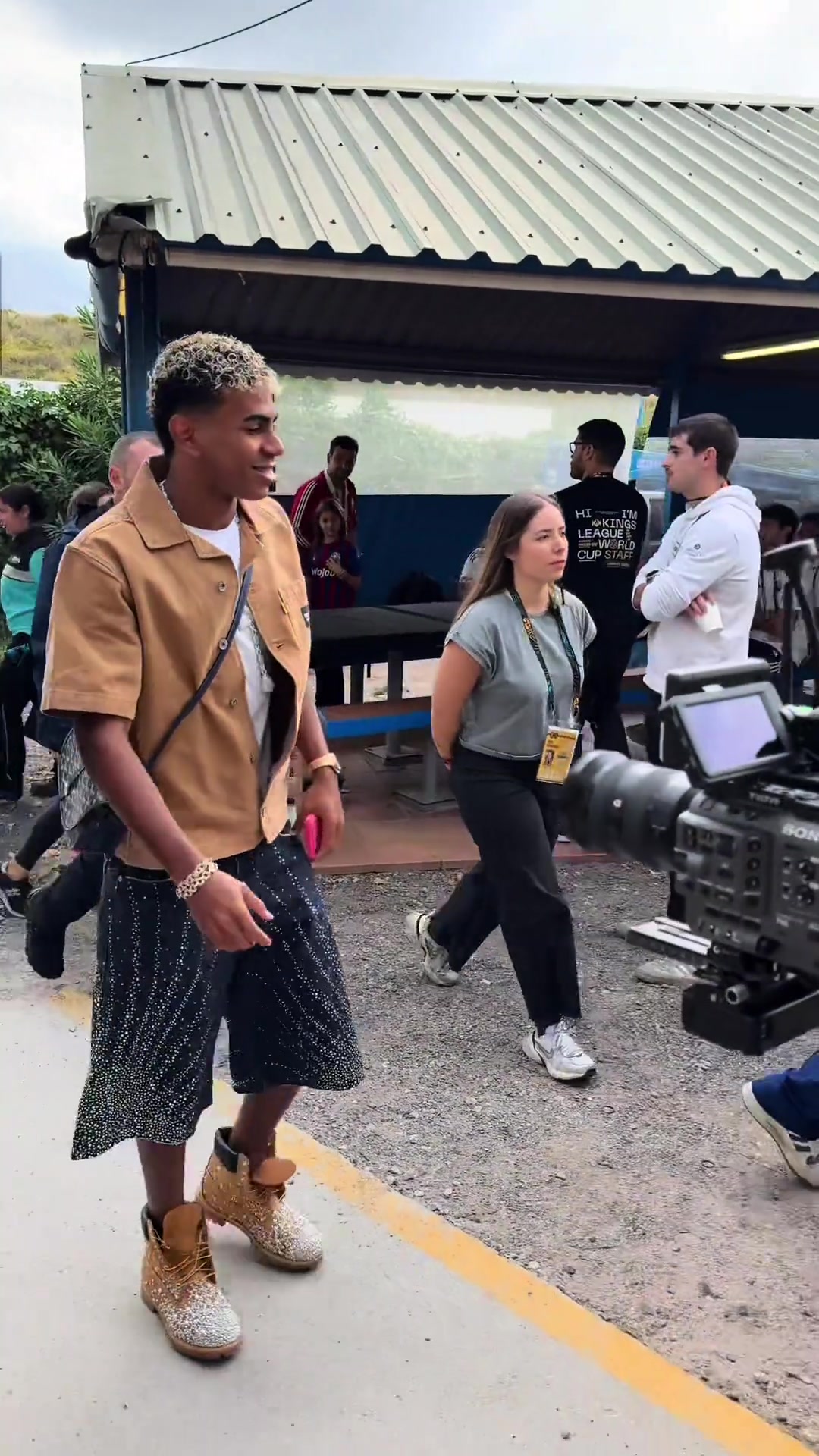 亞馬爾帶著女友現(xiàn)身國(guó)王聯(lián)賽剛才有人說(shuō)他女朋友像帶假發(fā)的福登